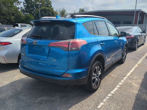 Used 2018 Toyota RAV4 LE FWD image 2