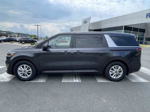 Used 2023 Kia Carnival LX image 8