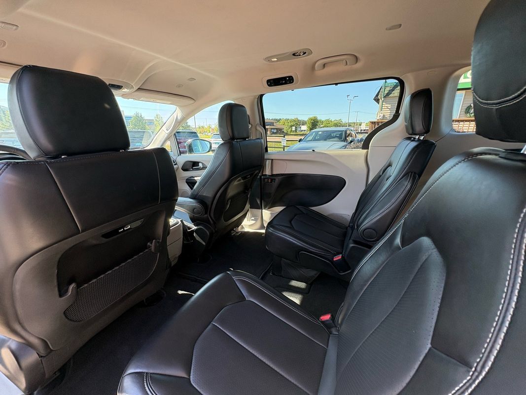 Used 2024 Chrysler Pacifica Touring-L FWD image 27