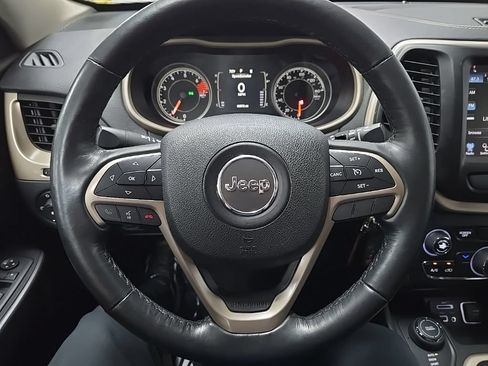 Used 2016 Jeep Cherokee Latitude w/ Cold Weather Group AWD/4WD image 18