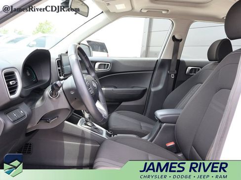 Used 2025 Hyundai Venue SEL FWD image 24