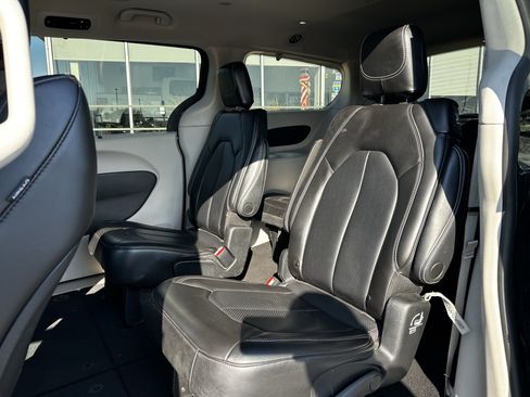 Used 2023 Chrysler Pacifica Touring-L FWD image 20