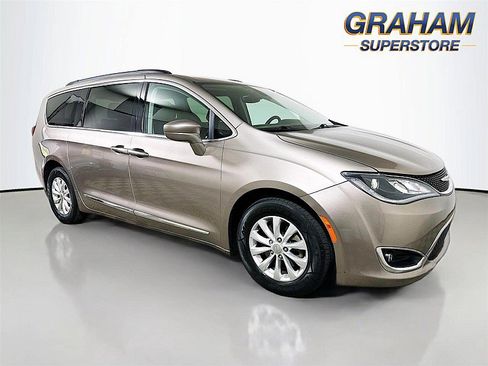 Used 2017 Chrysler Pacifica Touring-L FWD image 1