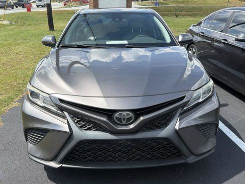 Used 2020 Toyota Camry SE FWD image 3