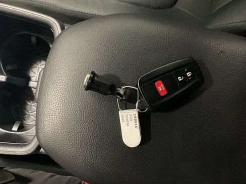 Used 2025 Toyota RAV4 XLE AWD/4WD image 30