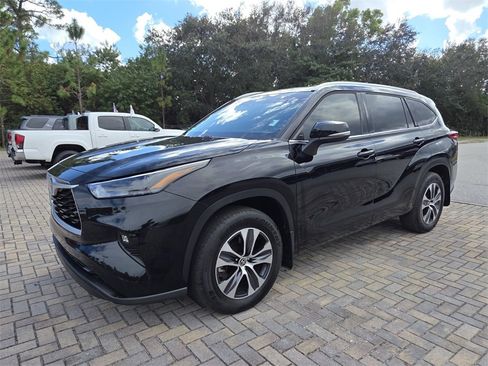 Certified 2022 Toyota Highlander XLE image 3