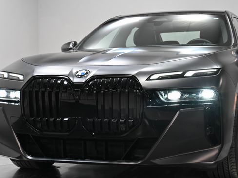 Used 2023 BMW 760i xDrive w/ Parking Assistance Package image 77