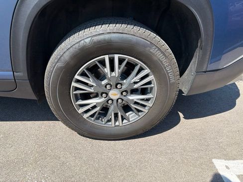 Used 2025 Chevrolet Traverse LT FWD image 13