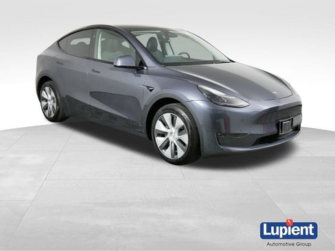 Used 2023 Tesla Model Y Long Range AWD/4WD image 1