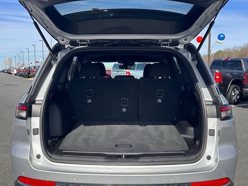 Used 2024 Jeep Grand Cherokee Laredo X image 23