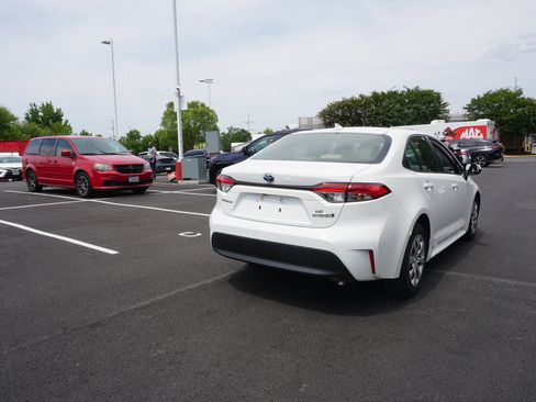 Used 2023 Toyota Corolla LE FWD image 3