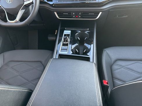 Used 2024 Volkswagen Atlas SE image 23