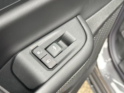 New 2025 Jeep Grand Cherokee Altitude image 30