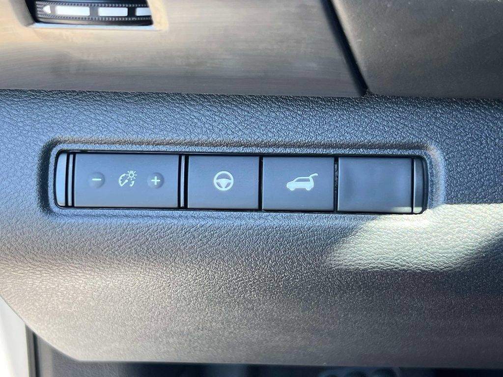 Used 2023 Nissan Pathfinder SL AWD/4WD image 19