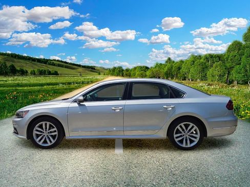 Used 2018 Volkswagen Passat 2.0T SEL Premium FWD image 3
