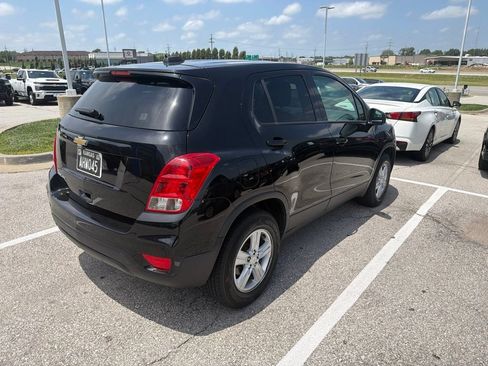 Used 2022 Chevrolet Trax LS w/ Tint and Cruise Package AWD/4WD image 4