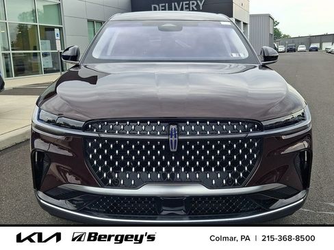 Used 2024 Lincoln Nautilus Premier AWD/4WD image 2