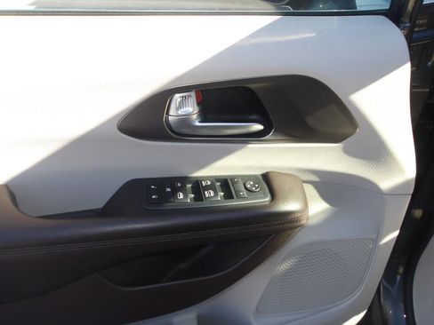 Used 2018 Chrysler Pacifica Touring-L w/ Advanced Safetytec Group image 9