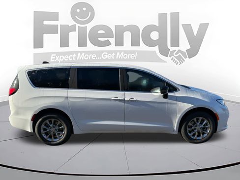 New 2026 Chrysler Pacifica Select image 2