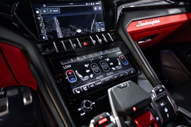 Used 2022 Lamborghini Urus AWD/4WD image 16