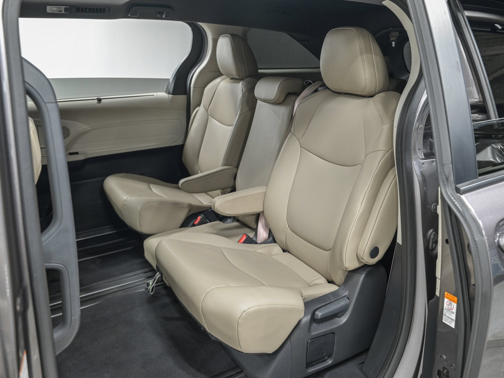 Used 2024 Toyota Sienna XLE FWD image 25