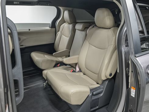 Used 2024 Toyota Sienna XLE FWD image 25