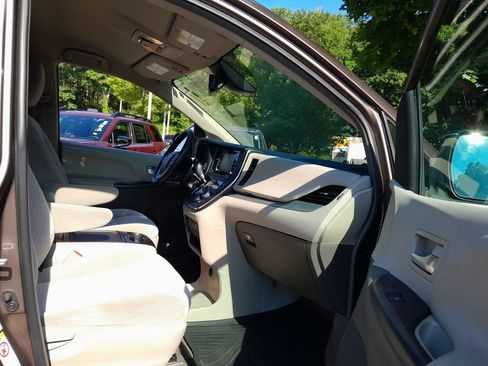 Used 2018 Toyota Sienna LE AWD/4WD image 43