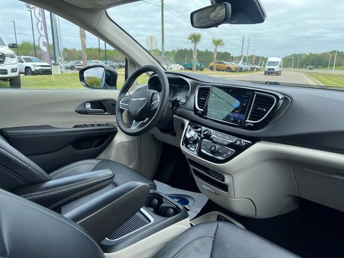 Used 2024 Chrysler Pacifica Touring-L image 10
