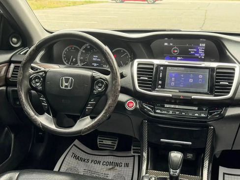 Used 2017 Honda Accord Touring image 19