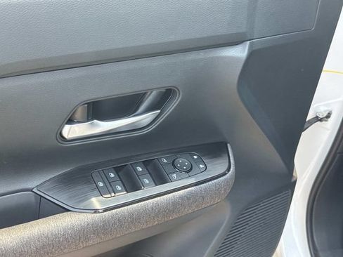 Used 2025 Nissan Kicks SV FWD image 22