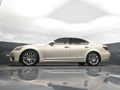 Used 2016 Lexus LS 460 w/ Comfort Package RWD image 36
