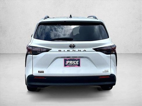 Used 2024 Toyota Sienna XLE w/ XLE Plus Package FWD image 4