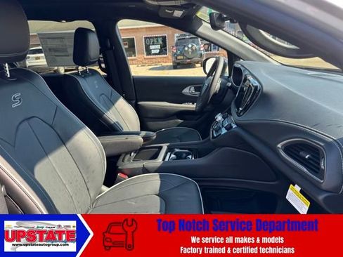 New 2026 Chrysler Pacifica Limited w/ S Appearance Package image 11