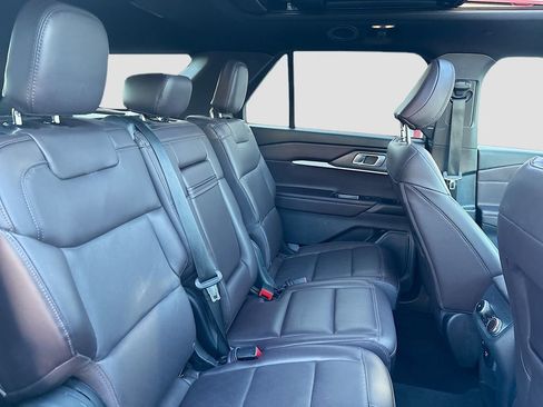 Used 2025 Ford Explorer Platinum image 29
