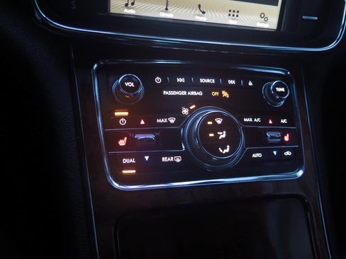 Used 2017 Lincoln Continental Premiere image 9