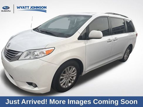 Used 2013 Toyota Sienna XLE image 3