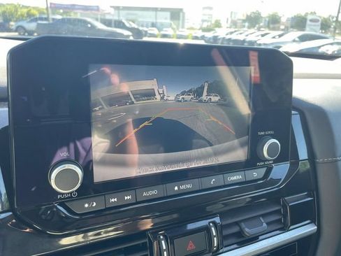 Used 2025 Nissan Pathfinder SV FWD image 35