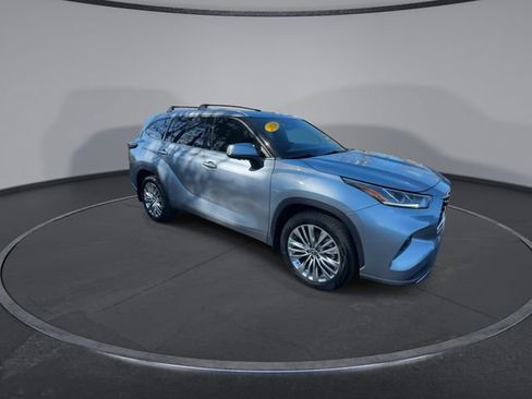 Used 2024 Toyota Highlander Platinum image 4