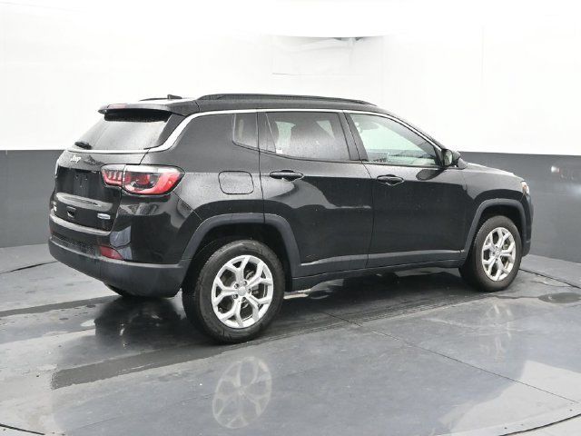 Used 2024 Jeep Compass Latitude AWD/4WD image 2