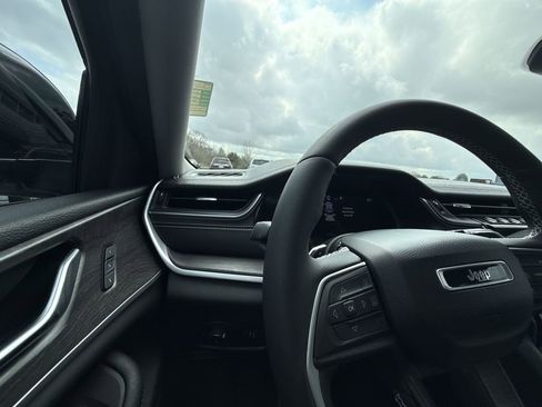 Used 2023 Jeep Grand Cherokee L Limited w/ Luxury Tech Group II image 24