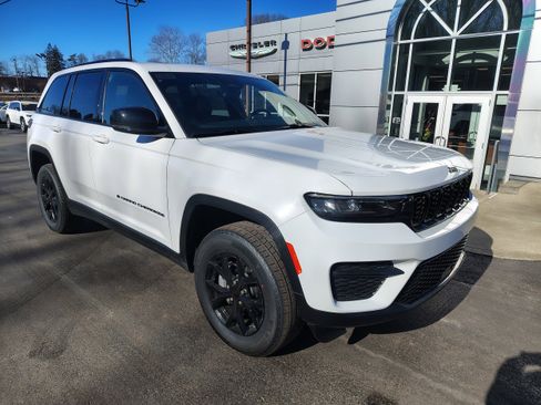 New 2025 Jeep Grand Cherokee Altitude image 2