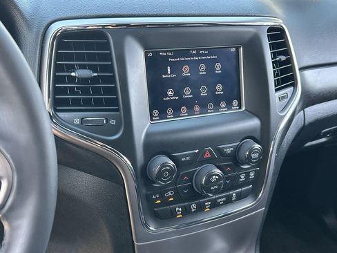 Used 2018 Jeep Grand Cherokee Laredo RWD image 22