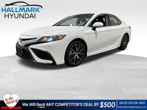 Used 2024 Toyota Camry SE image 1