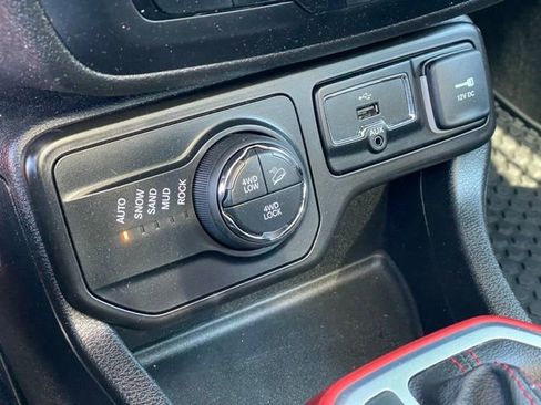 Used 2019 Jeep Renegade Trailhawk w/ Cold Weather Group II image 25