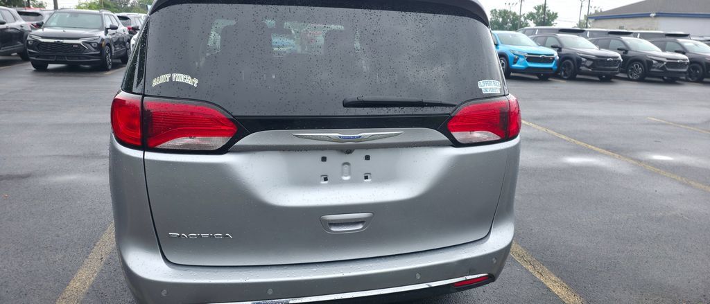 Used 2018 Chrysler Pacifica Touring-L FWD image 5