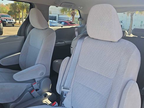 Used 2017 Toyota Sienna LE image 24