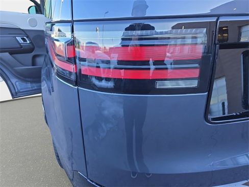 Used 2024 Land Rover Discovery Dynamic SE image 34