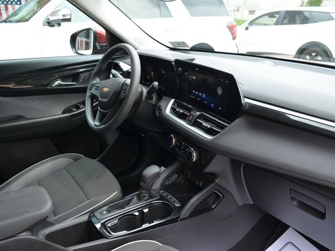 Used 2025 Chevrolet TrailBlazer LT AWD/4WD image 30
