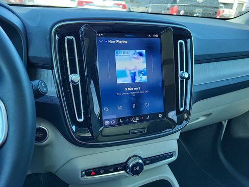 Used 2023 Volvo XC40 B5 Plus image 20