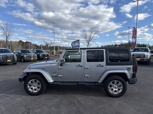 Used 2014 Jeep Wrangler Unlimited Sahara w/ Connectivity Group AWD/4WD image 9